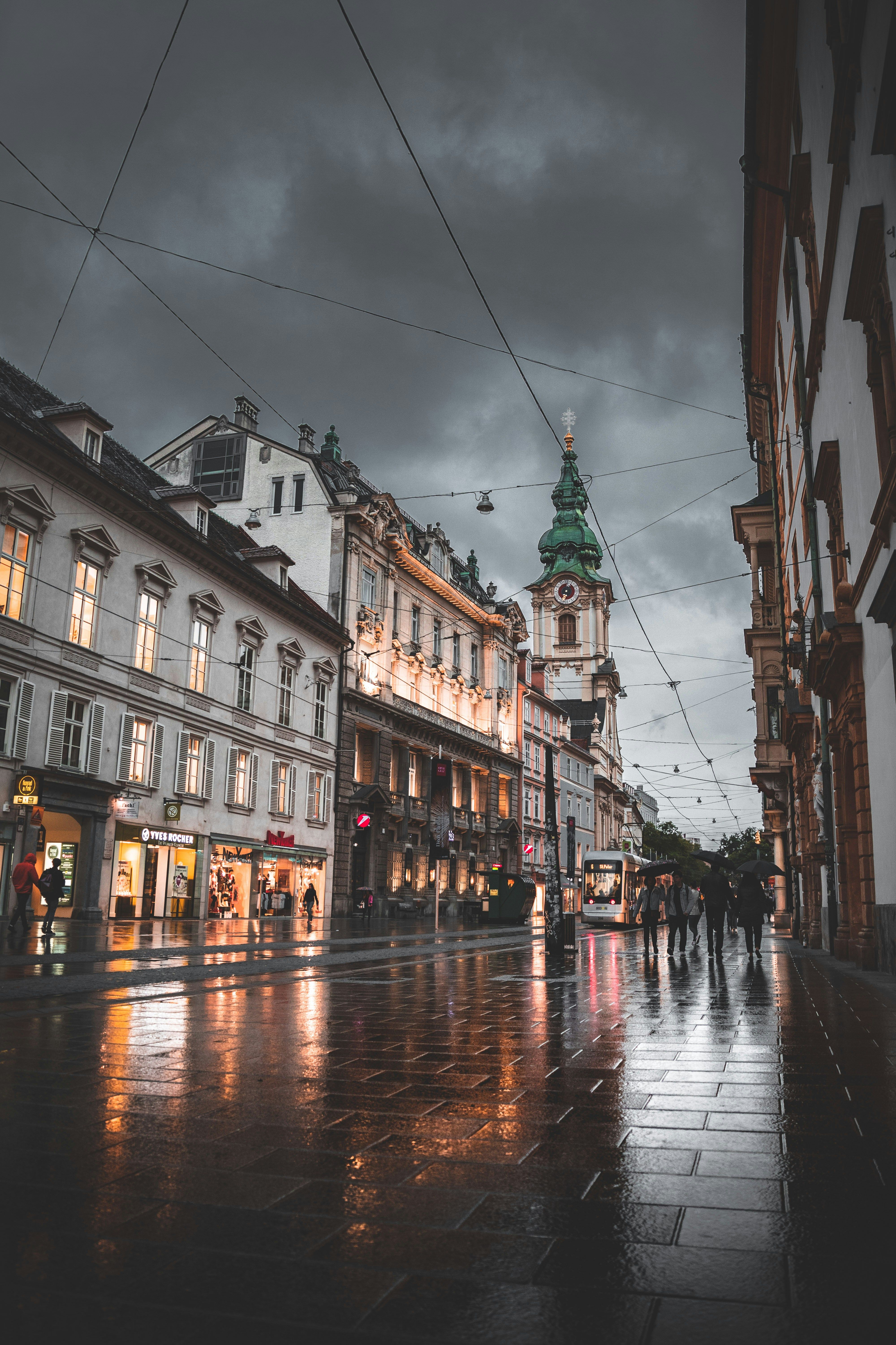 Elbląg w środę: deszcz i chłodny wiatr przerywa letnie upały
