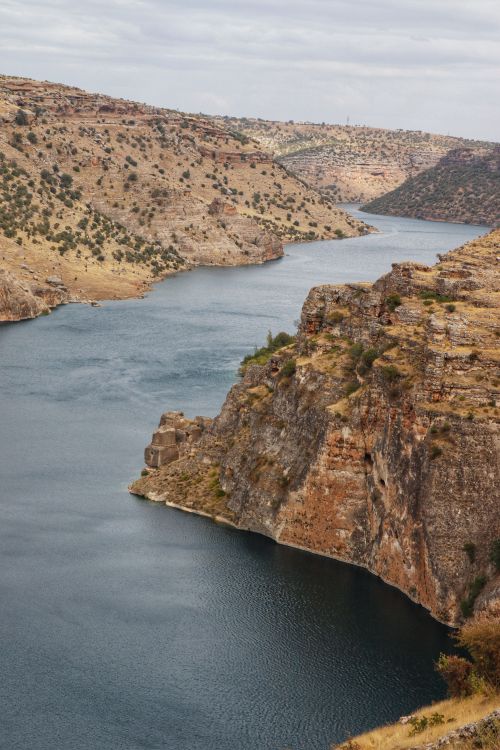 Free A picturesque view of a winding river through rocky canyons, perfect for nature lovers. Stock Photo