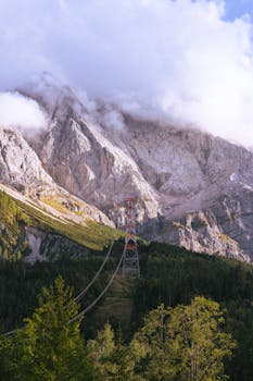 戏剧性的山地景观，茂密的森林和缆车塔
