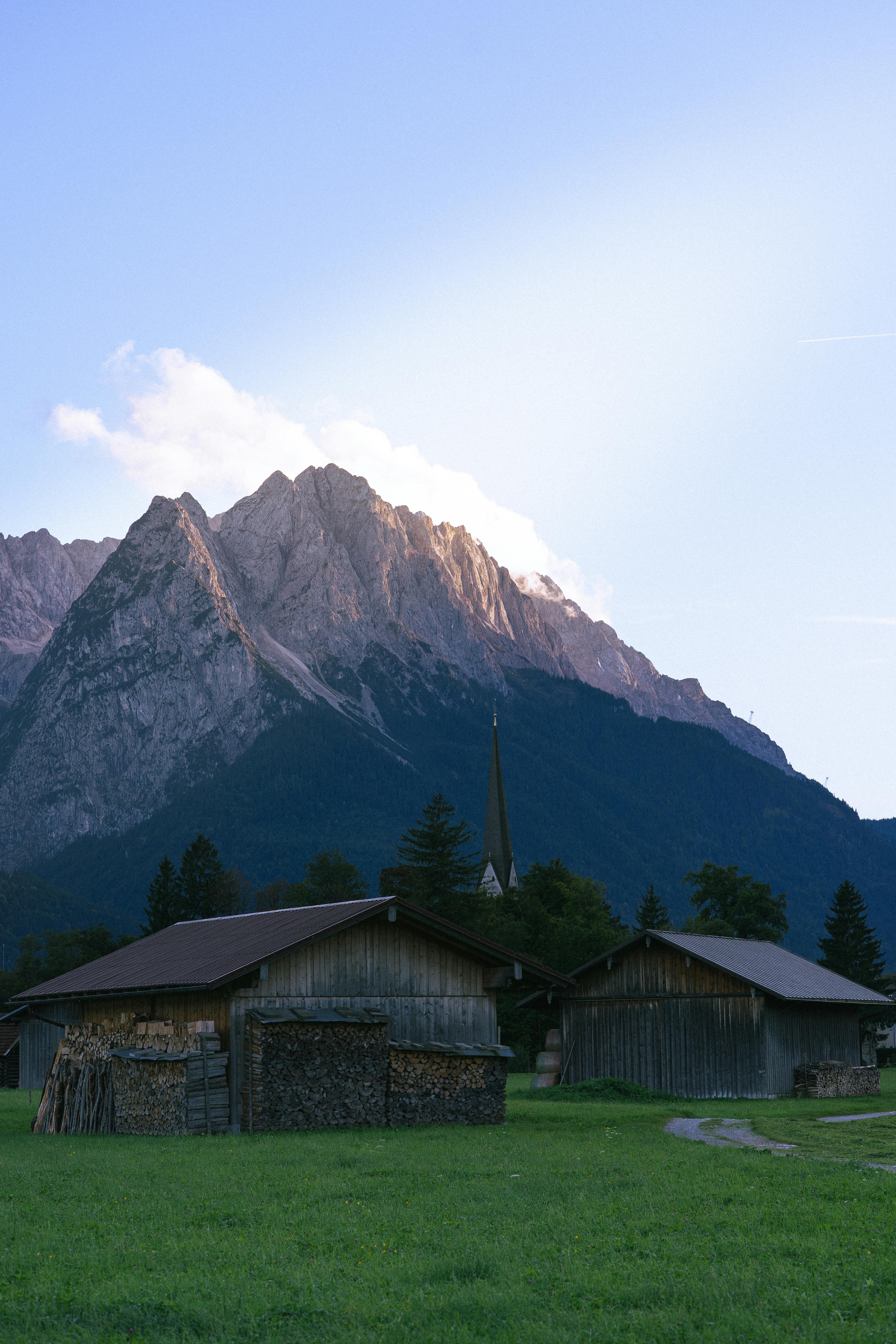 迷人的农舍，在黄昏时分展现出戏剧性的山景