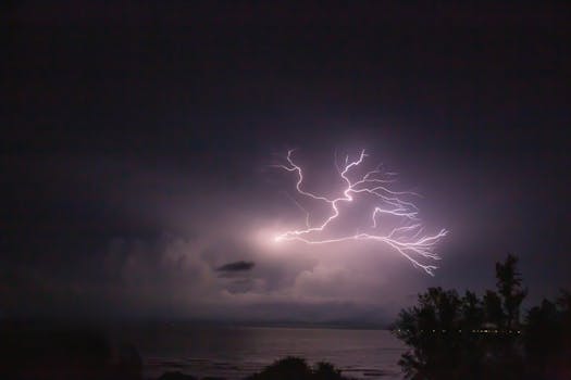 在夜间，海洋上空捕捉到了戏剧性的闪电，照亮了天空