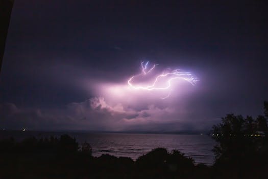 雷暴照亮了宁静海洋上空的令人惊叹的景象