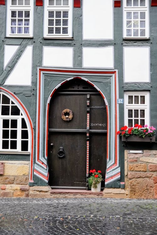 Free Charming medieval door in Fritzlar, Germany, featuring half-timbered architecture and floral decor. Stock Photo