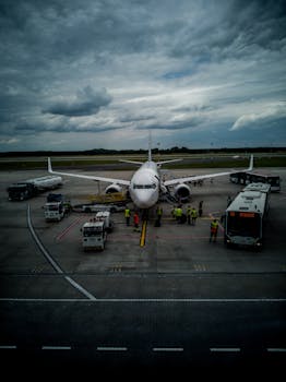 飞机在终端，正在服务，机组人员在多云的天空