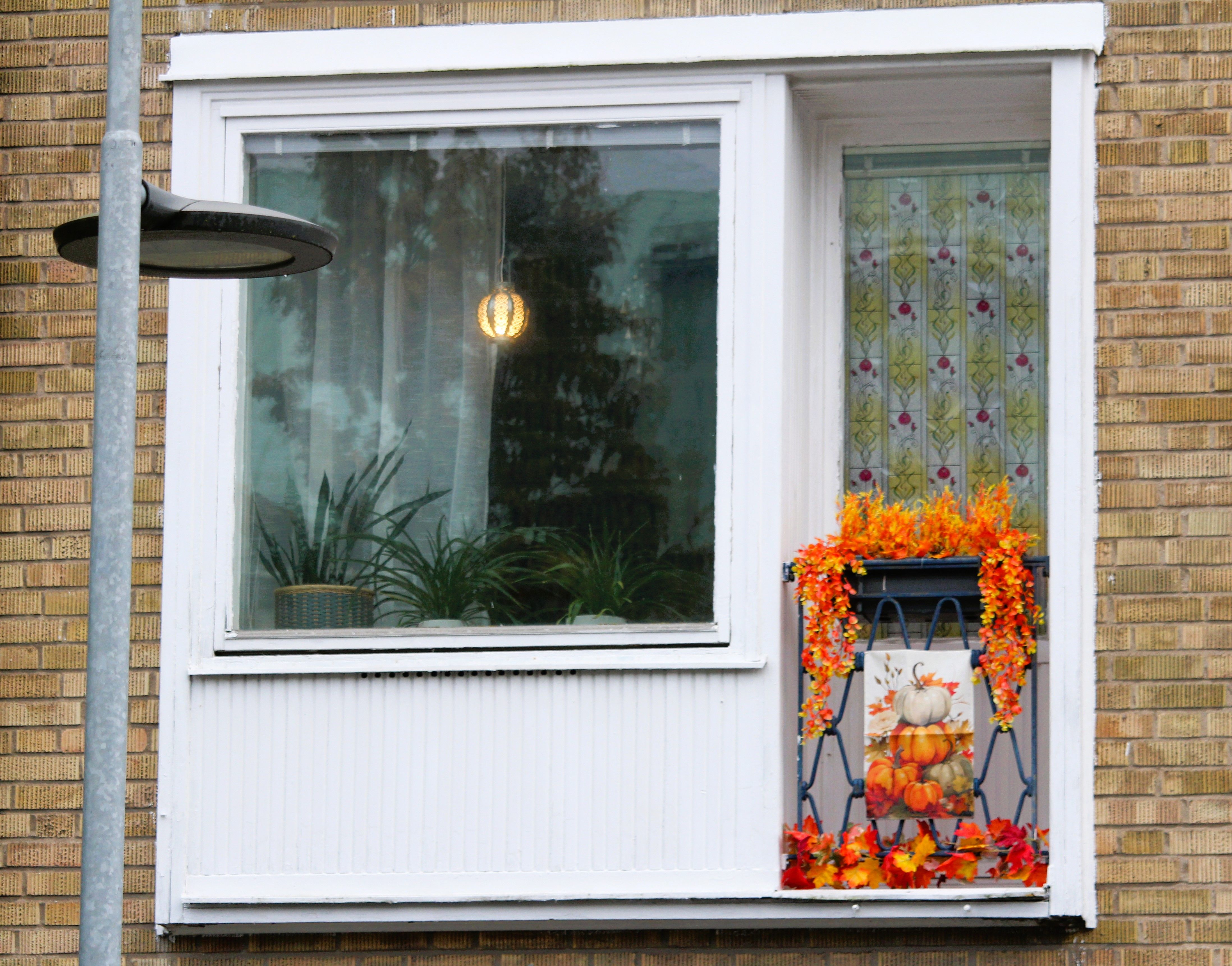 Warme dekens en lantaarns op een herfstbalkon.