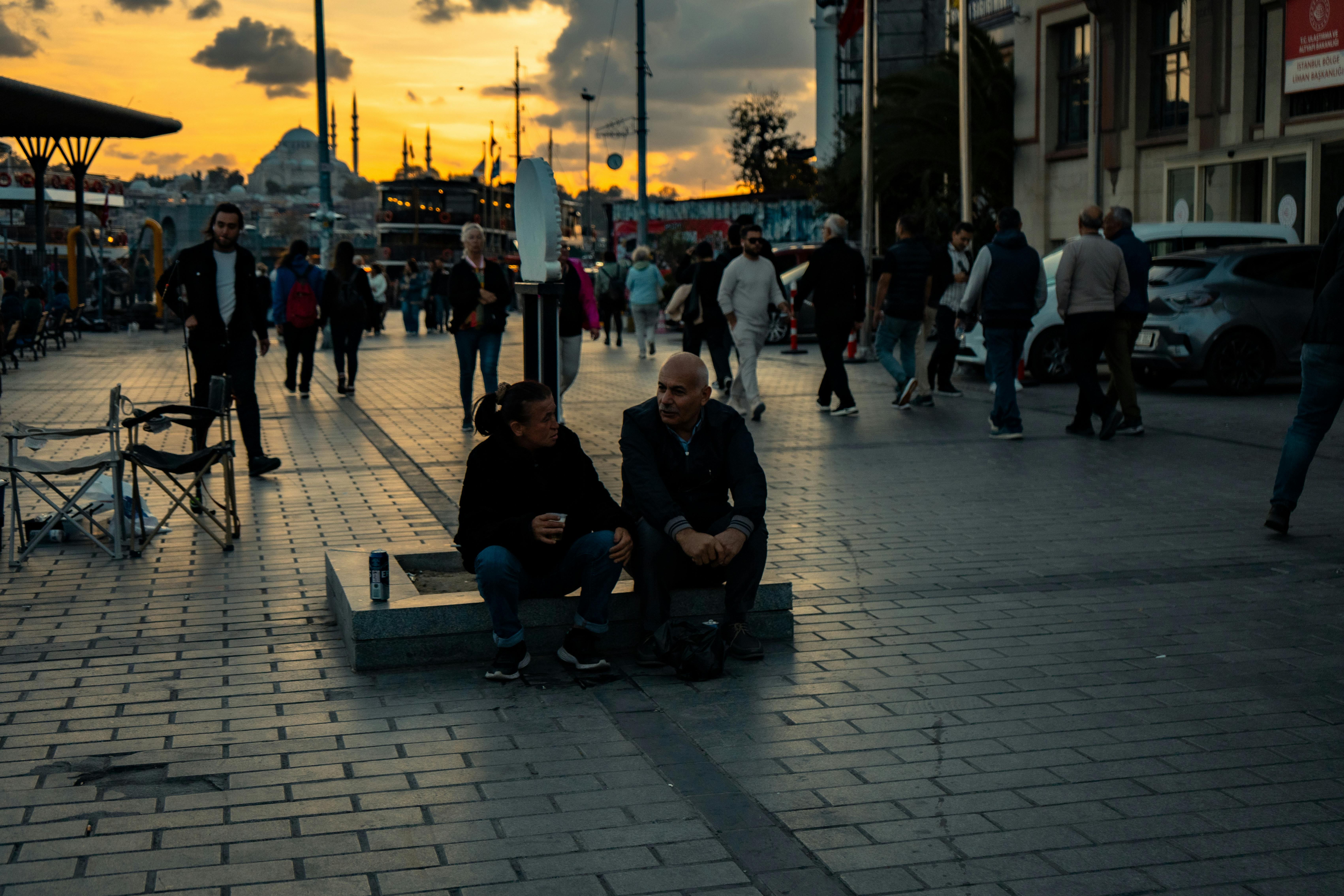 日落时分，人们纷纷聚集在伊斯坦布尔的繁华街道上，捕捉城市生活的热闹与充满活力的氛围