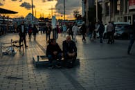 日落时分，人们纷纷聚集在伊斯坦布尔的繁华街道上，捕捉城市生活的热闹与充满活力的氛围