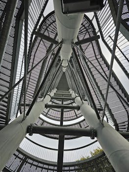 原句：
你是一名专业的文本编辑，擅长纠正由其他语言直译成中文时产生的不自然语序