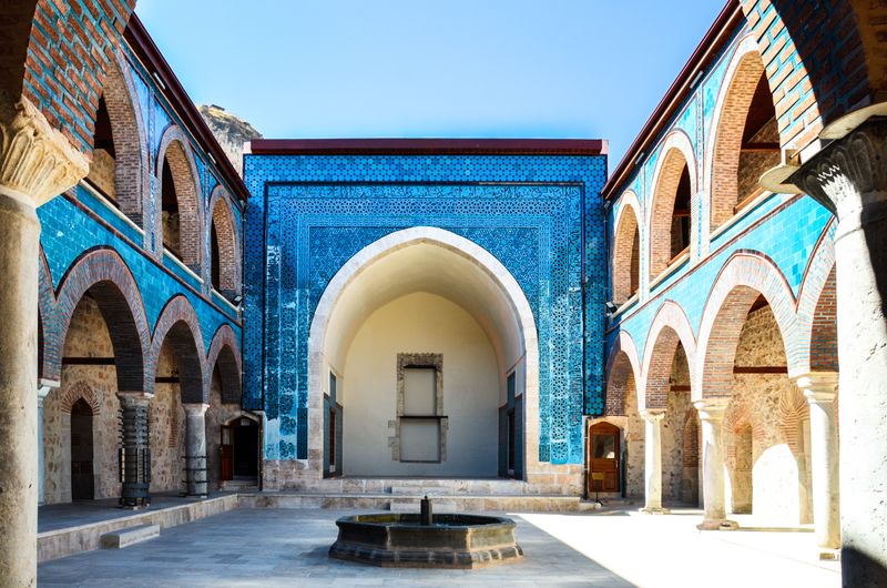 Turkuaz çiniler ve kemerlerle bezeli Selçuklu mimarisi avlusu