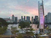 在黄昏时分，现代城市的天际线展现出壮丽的景色