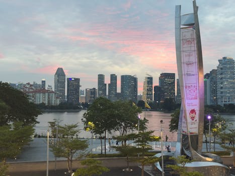 在黄昏时分，现代城市的天际线展现出壮丽的景色