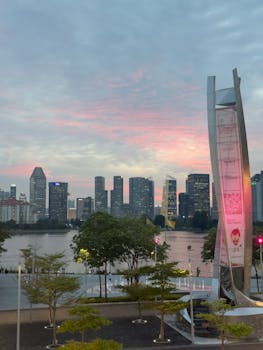 在粉红色的日落映照下，城市的天际线显得格外迷人