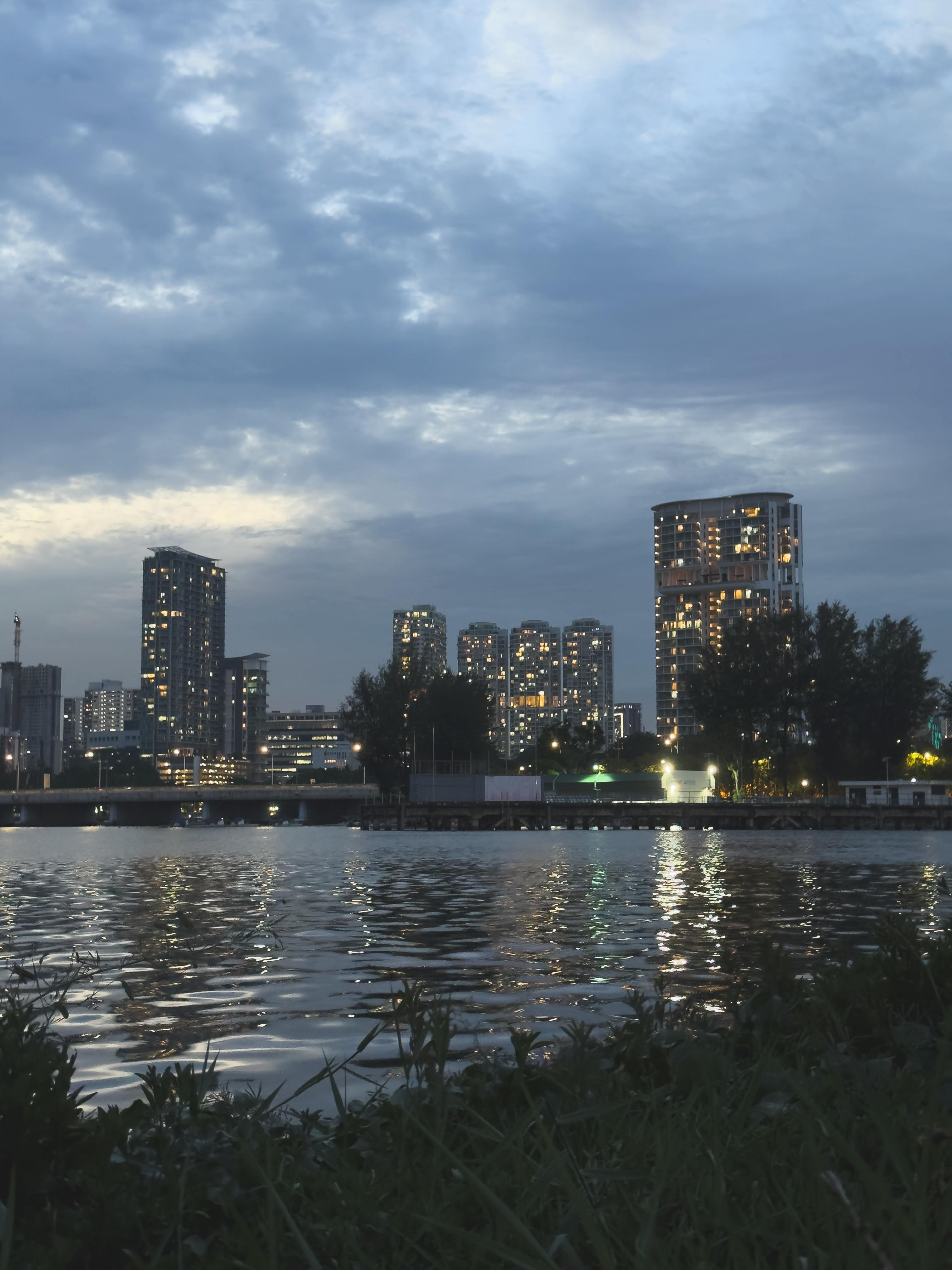 黄昏时，城市天际线在宁静的河流上美丽地反射