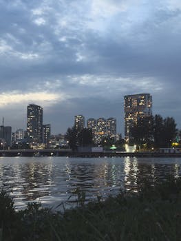 黄昏时，城市天际线在宁静的河流上美丽地反射