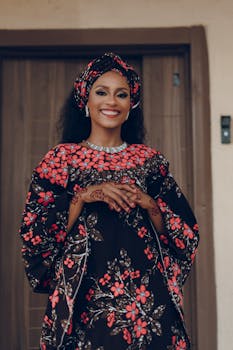 身着充满活力的传统非洲花卉图案连衣裙的女人微笑着