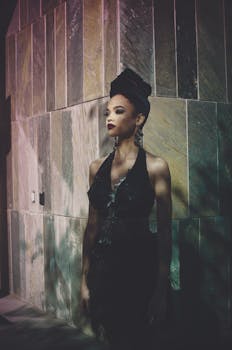 这是一幅时尚女性的肖像，她身着优雅晚礼服，在戏剧性的灯光下