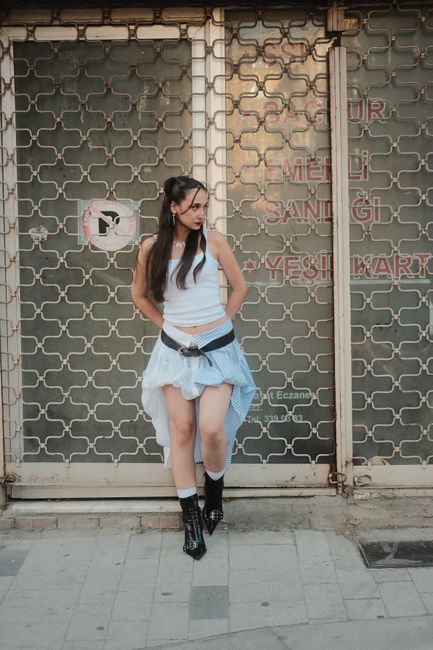 White tank with the shirt tied around my waist as the accent 🤍 add the boots and it turns street
#whatiwore #ootd #white #tanktop #boots