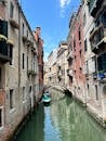 迷人的威尼斯运河，拥有色彩缤纷的历史建筑和蓝天下的小船
