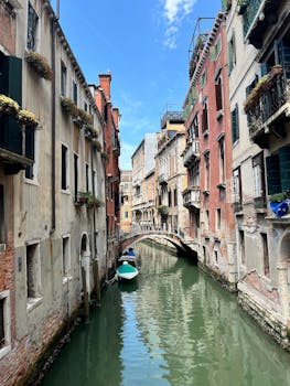 迷人的威尼斯运河，拥有色彩缤纷的历史建筑和蓝天下的小船