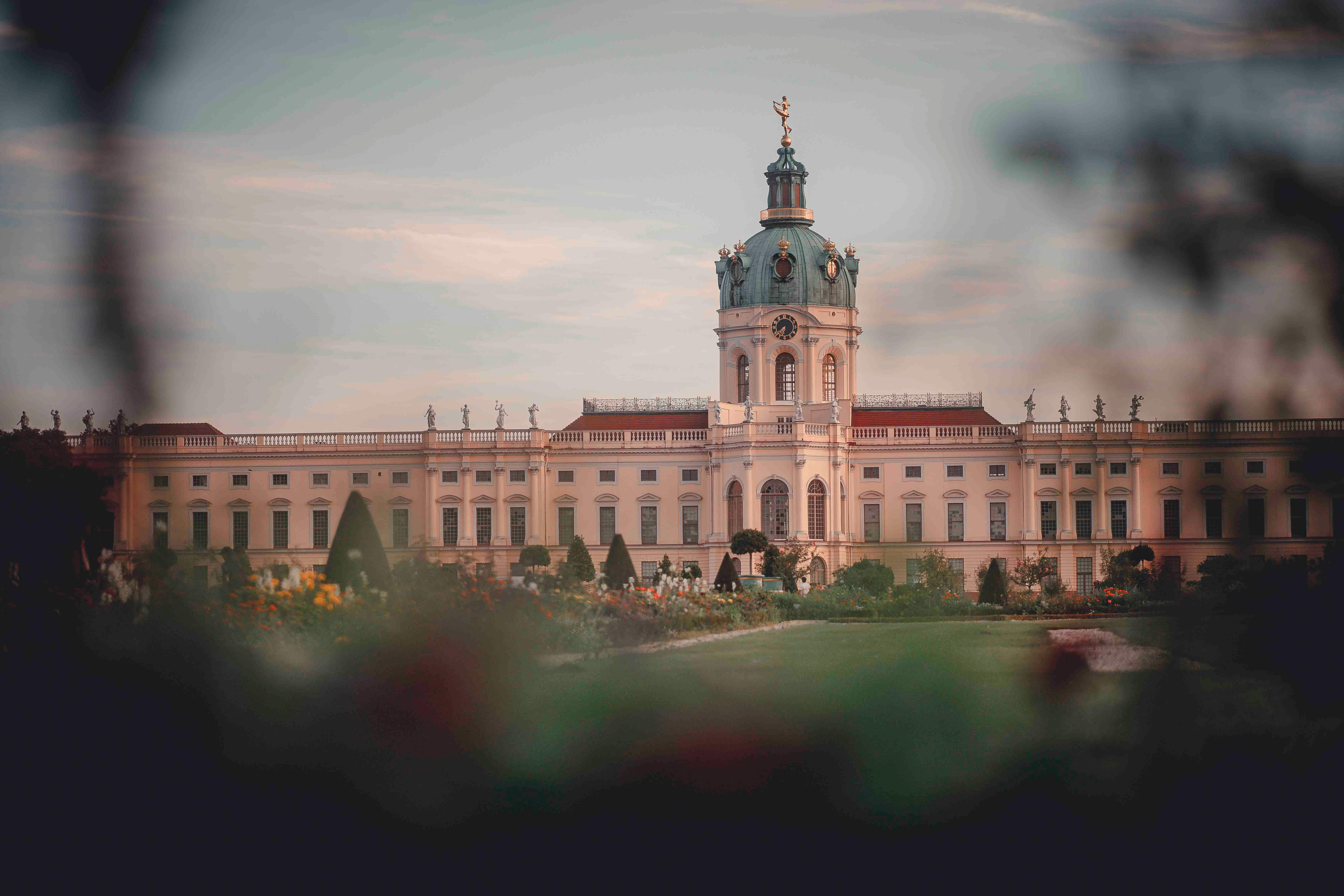 柏林夏洛滕堡宫的风景，宁静的天空下有充满活力的花园