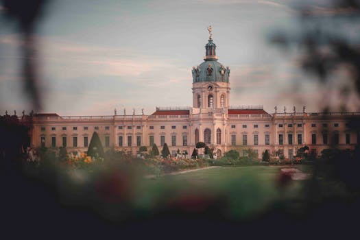 柏林夏洛滕堡宫的风景，宁静的天空下有充满活力的花园