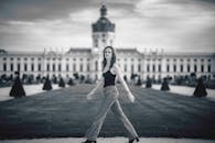 一位女士在柏林夏洛滕堡宫前行走的黑白照片