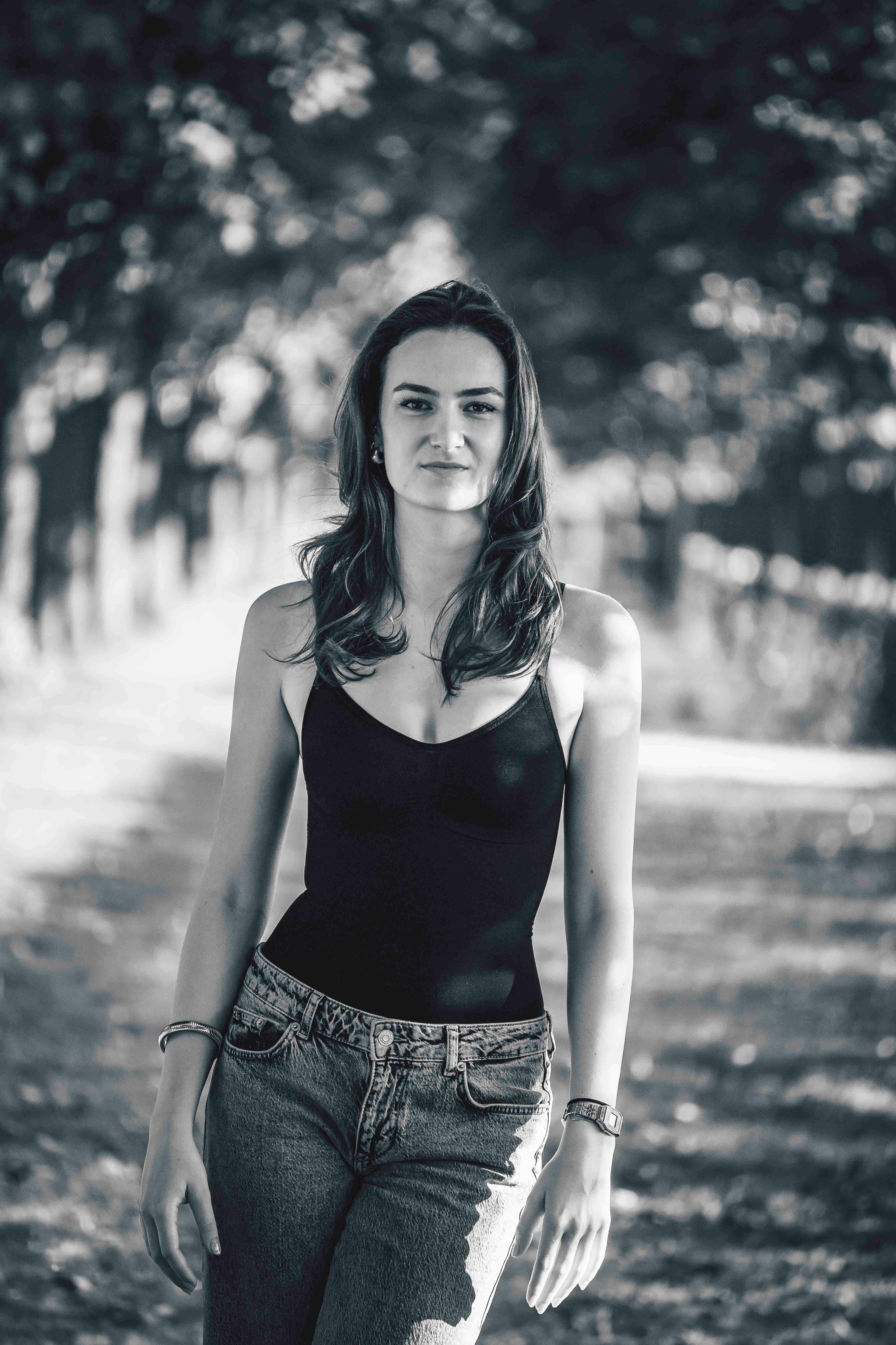 一张黑白街头风格的照片中，一名女子自信地漫步在柏林的户外