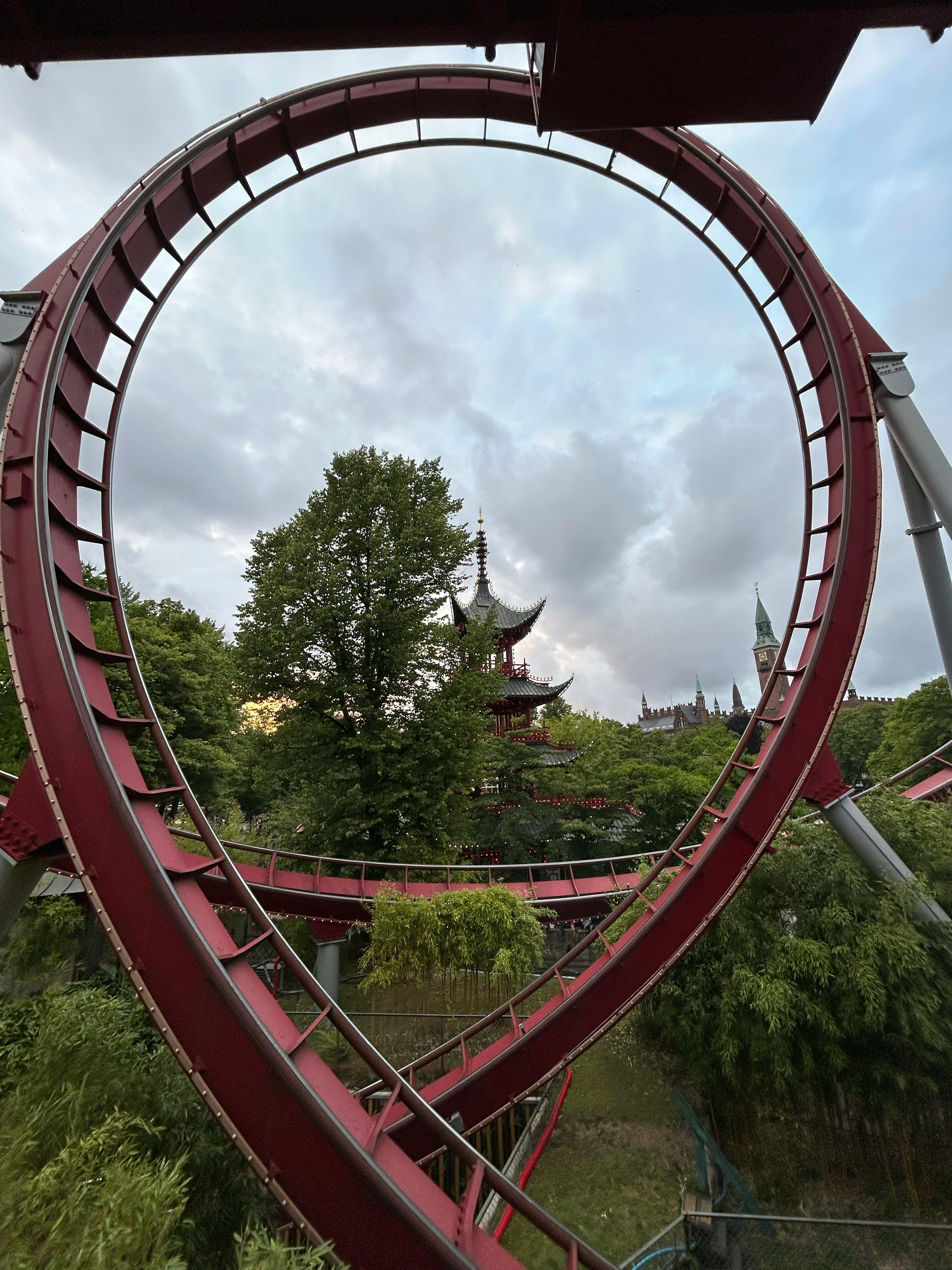 蒂沃利花园位于伦敦，是英国最大的公园之一