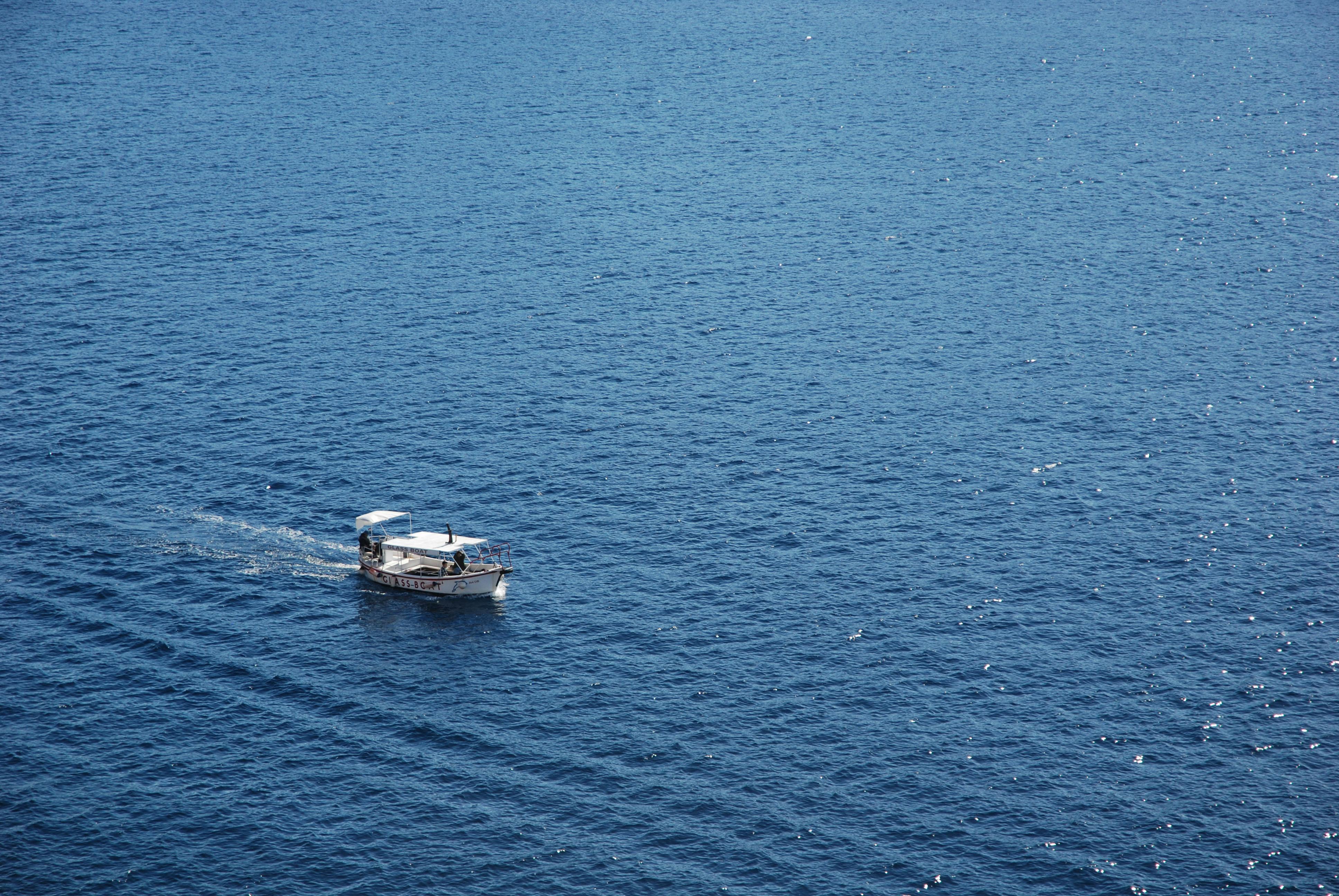 在克罗地亚杜布罗夫尼克附近的亚得里亚海，一艘小船静静地航行