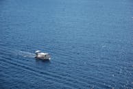 在克罗地亚杜布罗夫尼克附近的亚得里亚海，一艘小船静静地航行