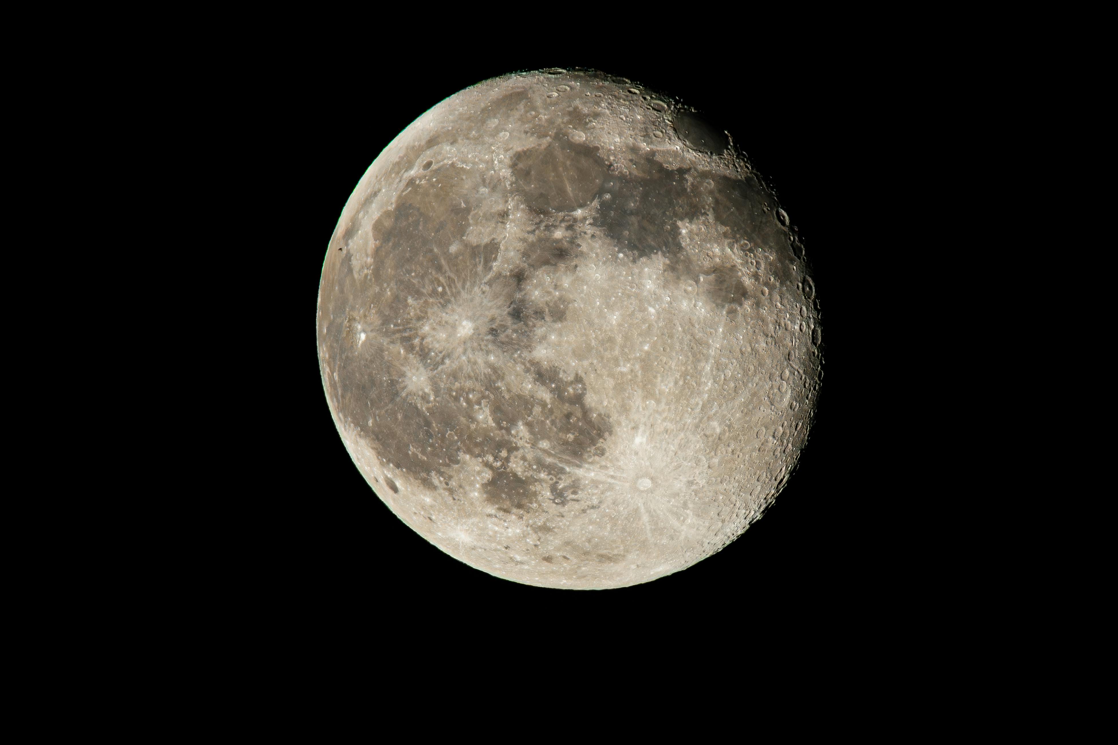 月亮是夜空中的天体