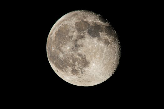 月亮是夜空中的天体