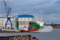 德国下萨克森港戏剧性地用拖船下水