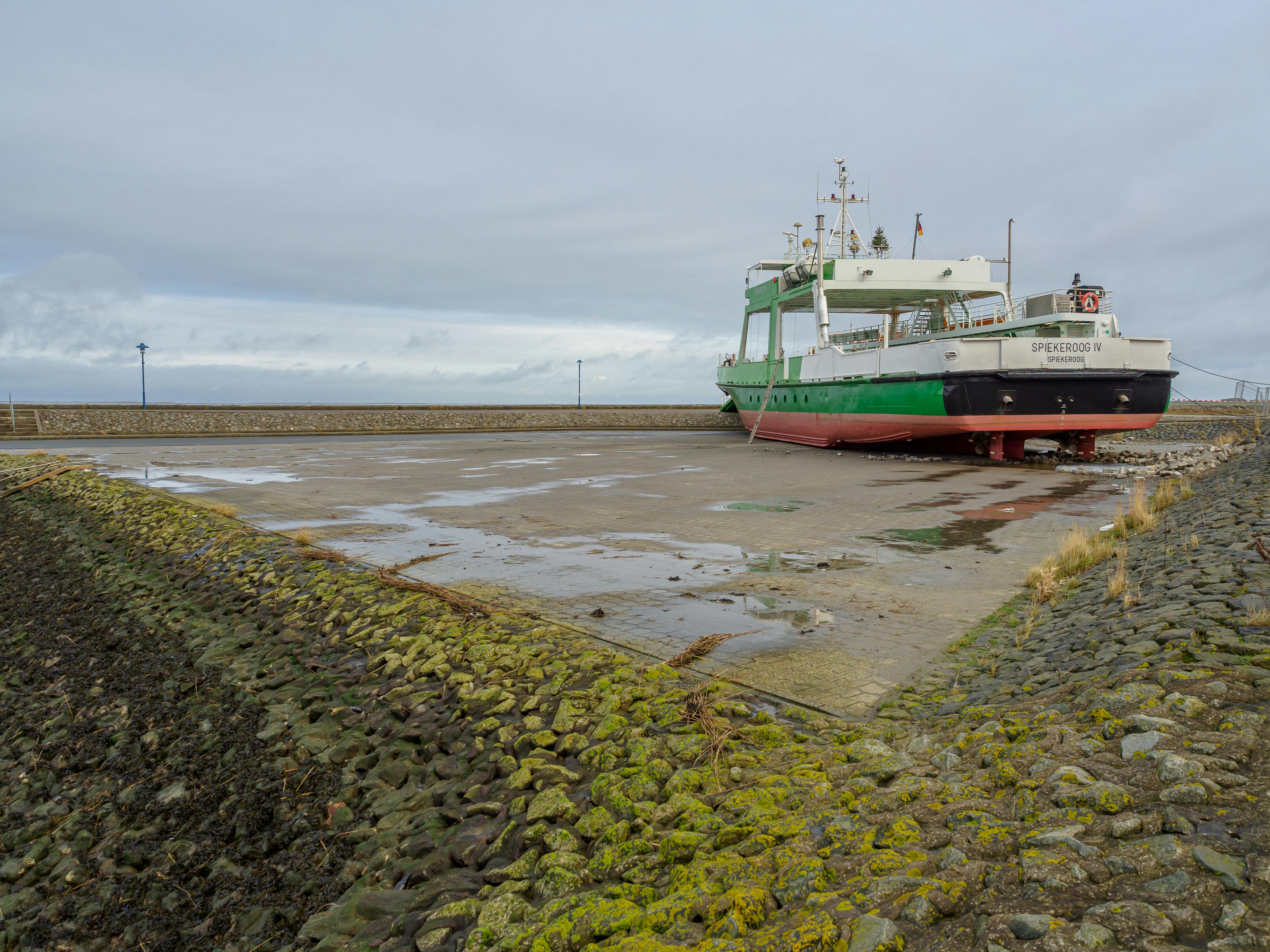 新哈林格西尔港停靠了一艘渡轮，展示了下萨克森独特的海上环境