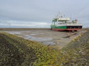 新哈林格西尔港停靠了一艘渡轮，展示了下萨克森独特的海上环境