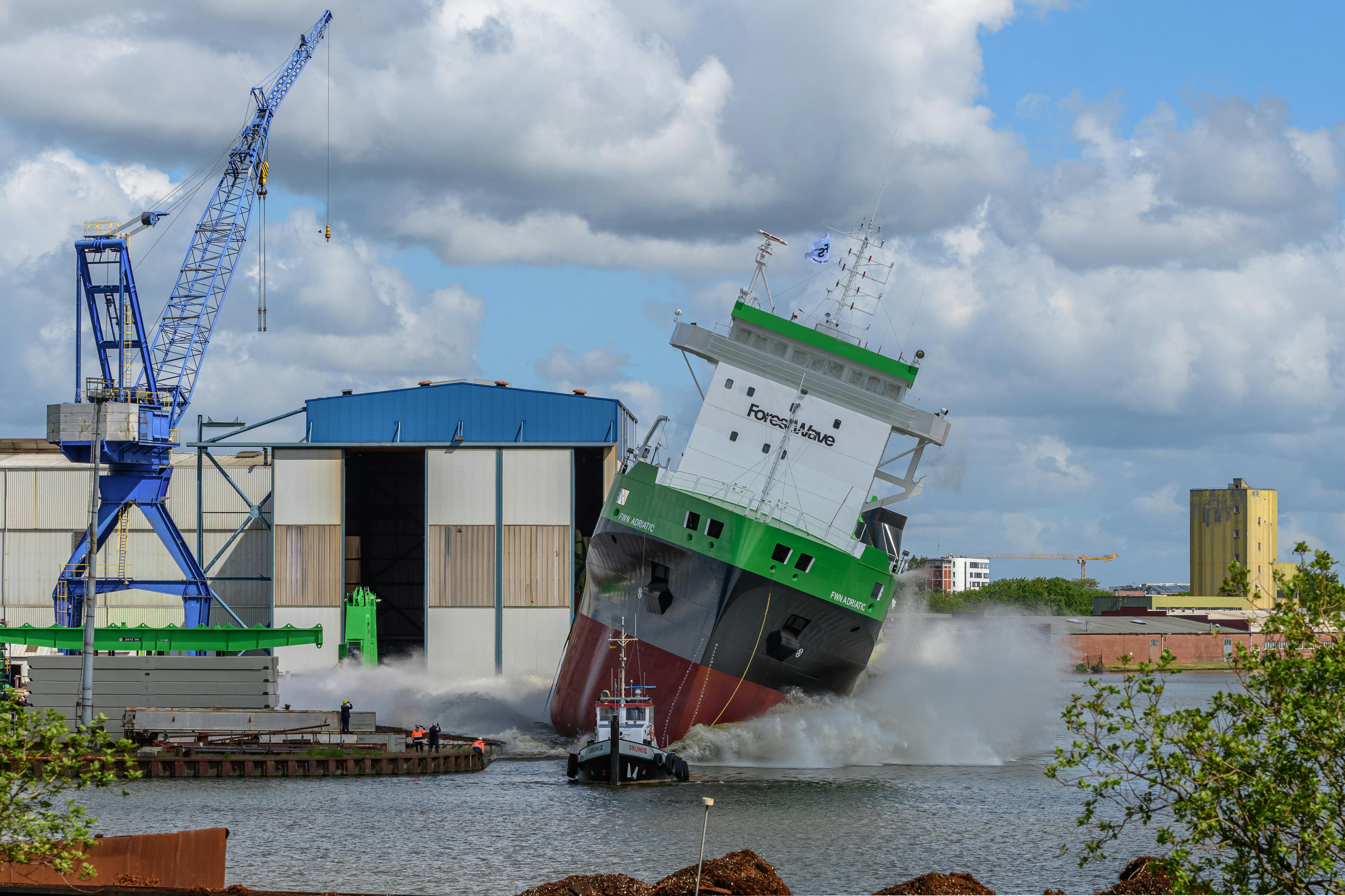 德国下萨克森的一个港口戏剧性地捕捉到一艘落水船只