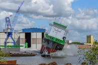 德国下萨克森的一个港口戏剧性地捕捉到一艘落水船只