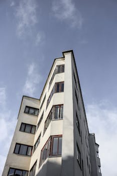 现代公寓楼低角度的景观，天空晴朗