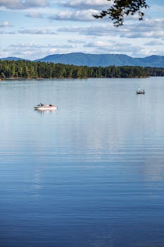 两艘船在北卡罗来纳州一个平静的湖面上，背景是森林茂密的山脉