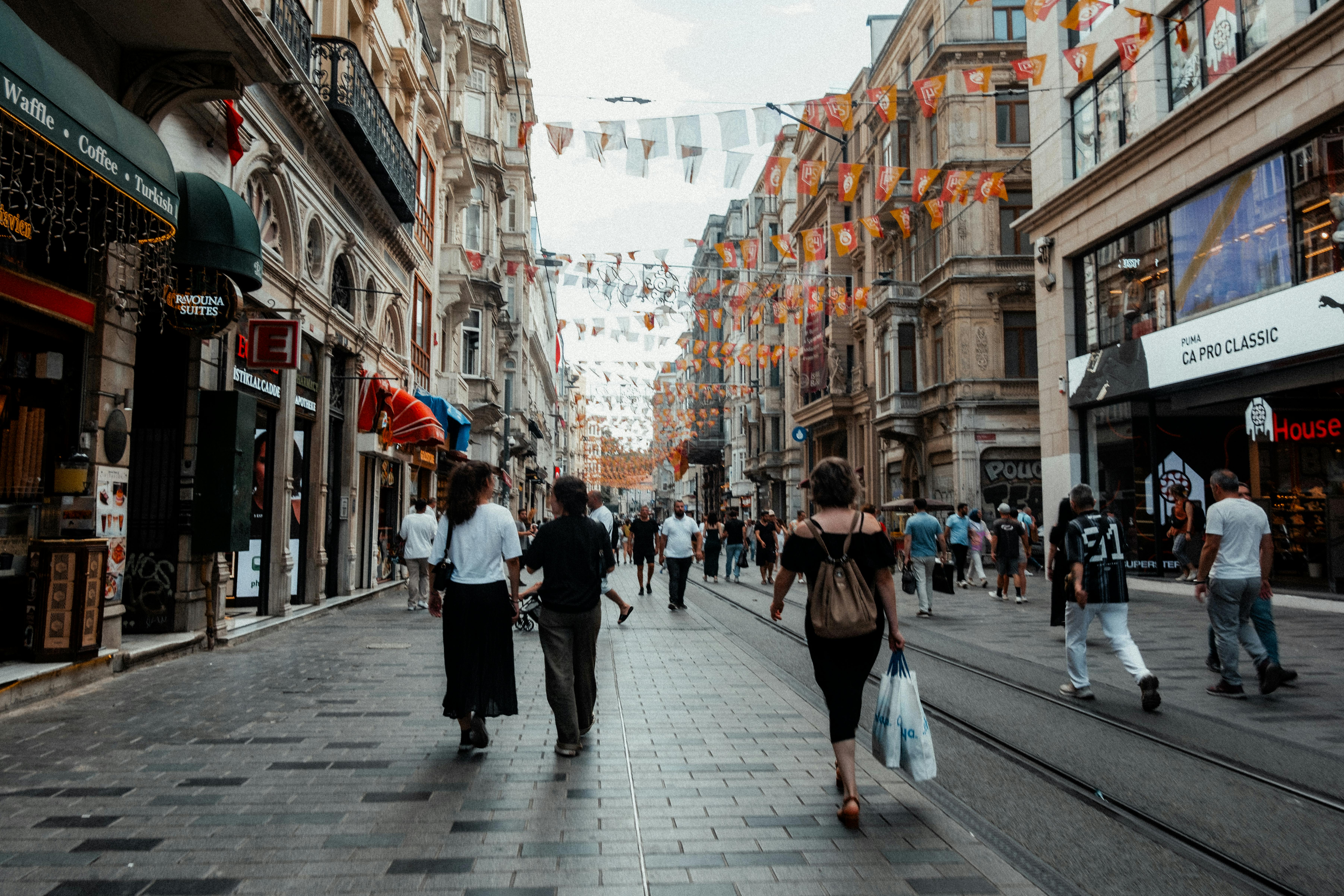 財經：最低工資連續第10年調漲，勞工薪資持續增長