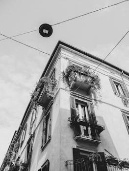 在城市的一角，有一座建筑物，它的角落被一张单色的照片所占据