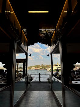 在一间时尚的室内餐厅中，通过一个充满活力的海滨视图，营造出一种轻松愉悦的氛围