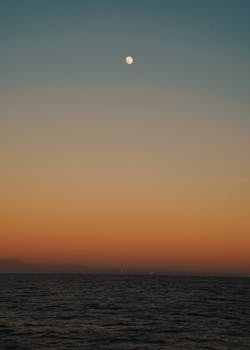 月出光芒的表述不够清晰，无法确定其具体含义