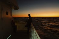 海上剪影，指的是在海面上形成的影子，通常出现在日出或者日落时分