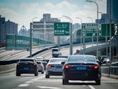 汽车在高架高速公路上穿行，经过上海的城市景观