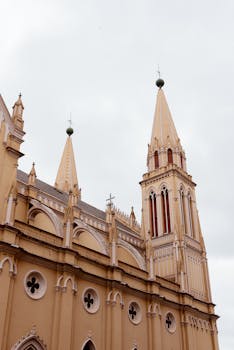 哥特式大教堂的详细视图展现，高耸的尖顶在多云的天空下显得格外突出