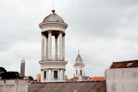 库里蒂巴的塔楼和历史建筑在多云的天空下拍摄，展现出优雅的风貌