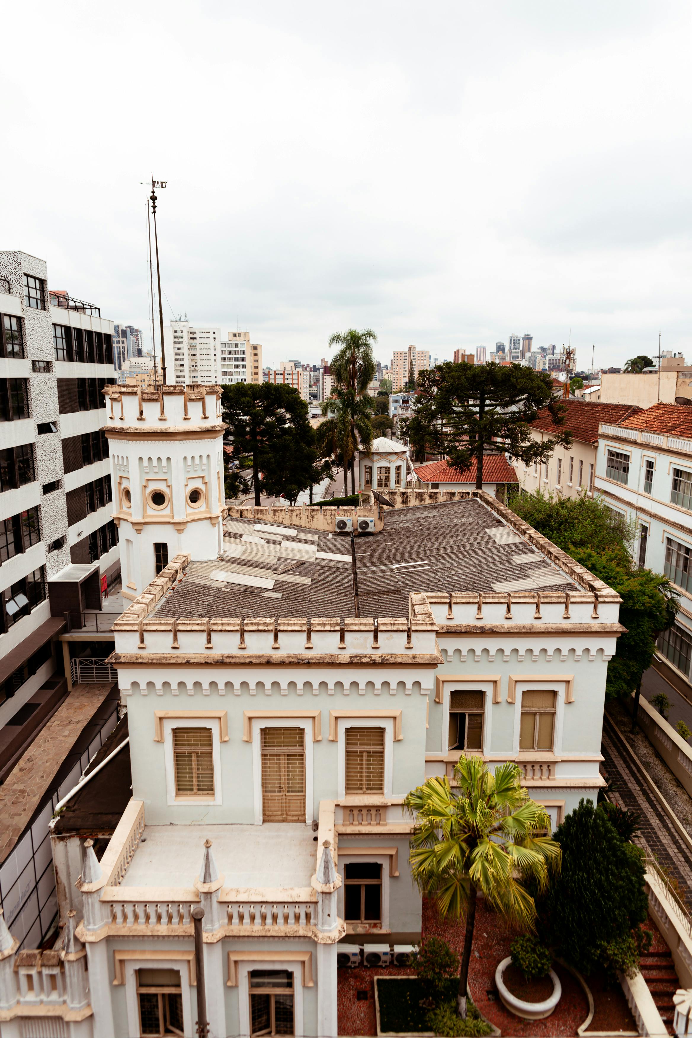 在巴西库里蒂巴的城市景观中，历史建筑的航拍照片捕捉了这座城市的独特魅力