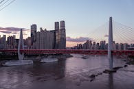 长江大桥是连接中国南北的重要交通枢纽，其地理位置和重要性不言而喻