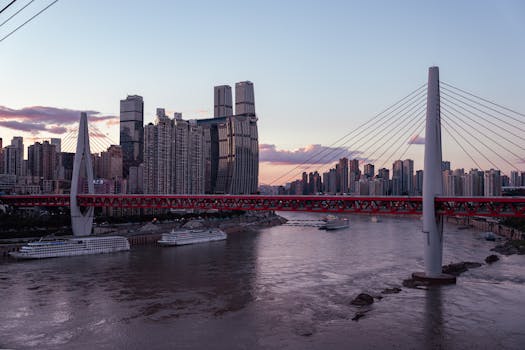 长江大桥是连接中国南北的重要交通枢纽，其地理位置和重要性不言而喻